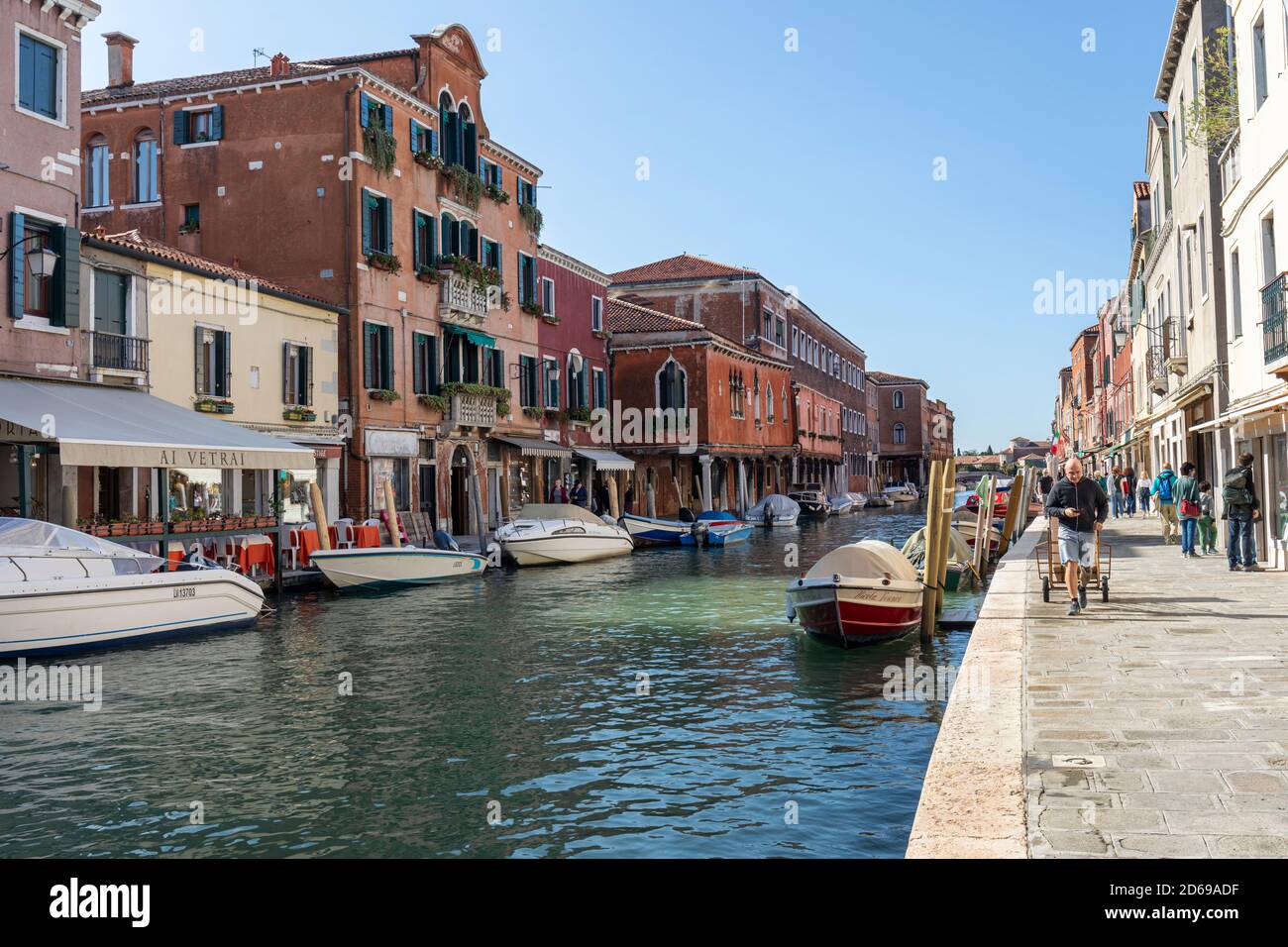 Die venezianische Laguneninsel Murano - der Rio dei Vetrai und bunte malerische Gebäude mit Booten vor Anker. Murano, Venedig, Italien. 2020 Stockfoto