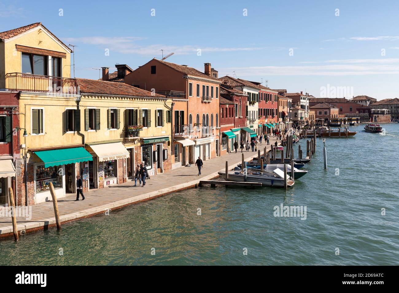 Die venezianische Laguneninsel Murano - der Rio dei Vetrai mit historischen malerischen Gebäuden und Booten. Murano, Venedig, Italien. 2020 Stockfoto