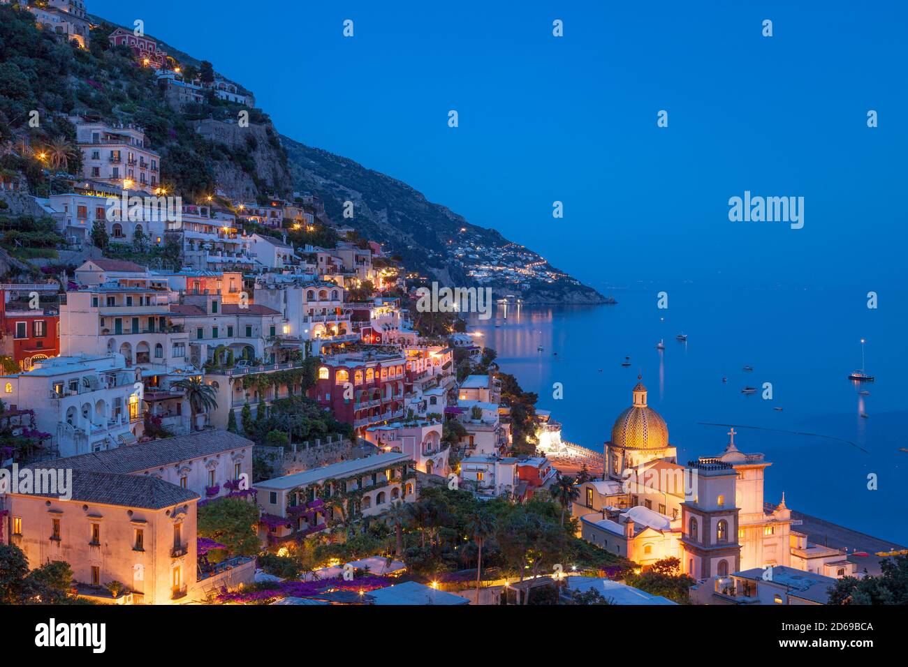 Blick in der Dämmerung über Positano entlang der Amalfiküste, Kampanien, Italien Stockfoto