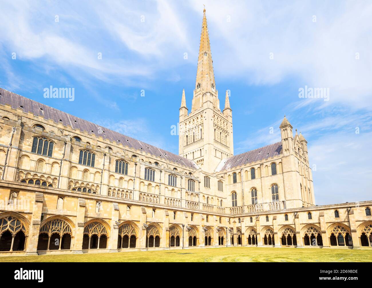 Norwich Kathedrale Klöster Süd Querschiff und Spire von Norwich Kathedrale Norwich Norfolk East Anglia England GB Europa Stockfoto