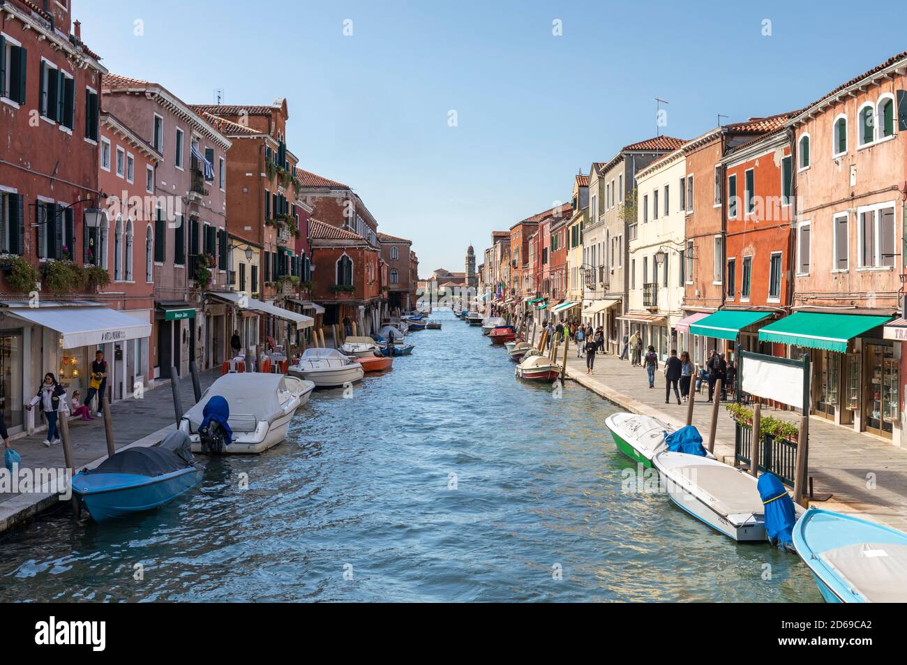 Die venezianische Laguneninsel Murano mit Rio dei Vetrai und bunten Gebäuden auf beiden Seiten. Murano, Venedig, Italien. 2020 Stockfoto