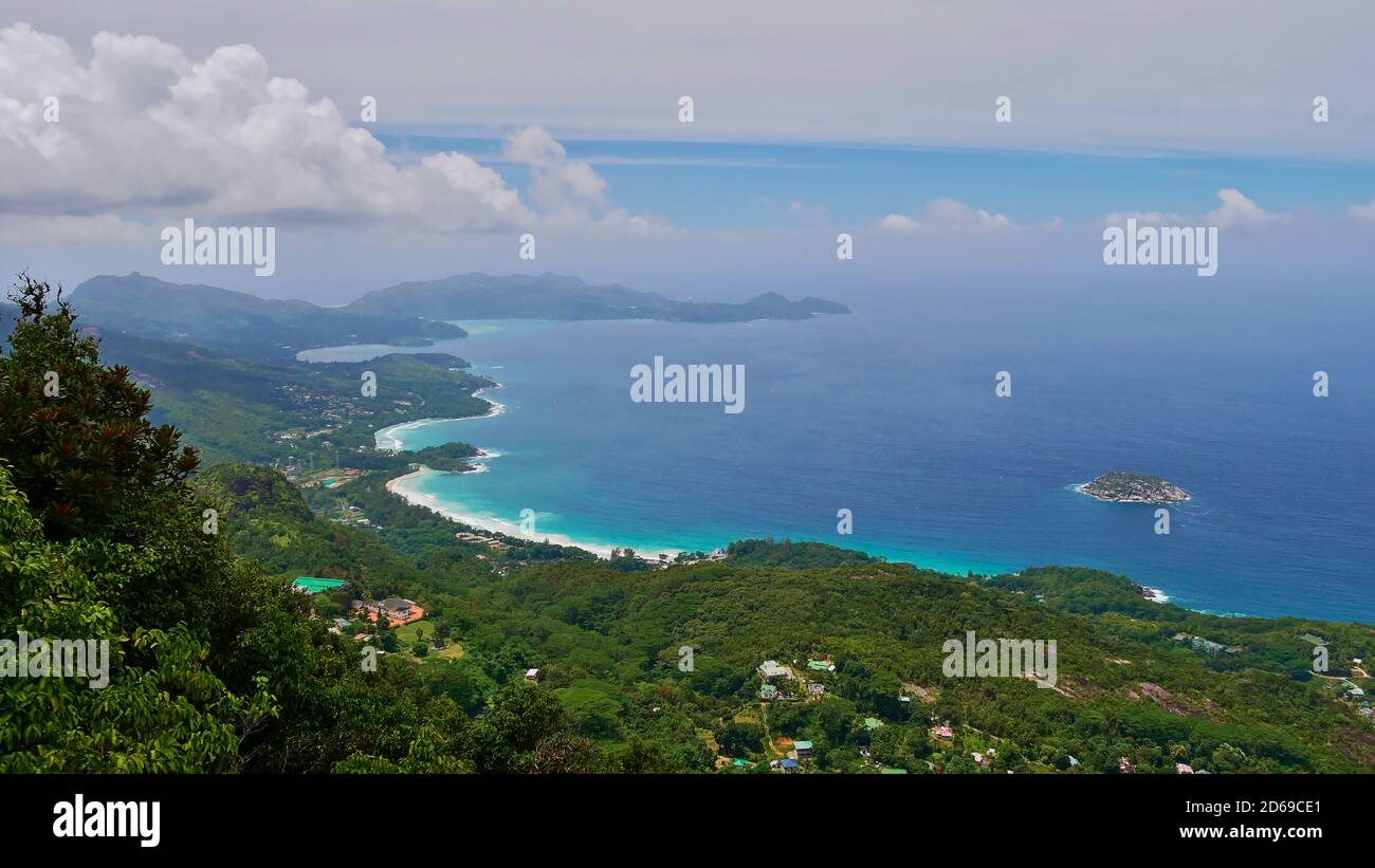 Panoramablick vom Gipfel des Berges Morne Blanc, Mahe, Seychellen über die Westküste und Süden der Insel mit Regenwald und tropischem Strand. Stockfoto