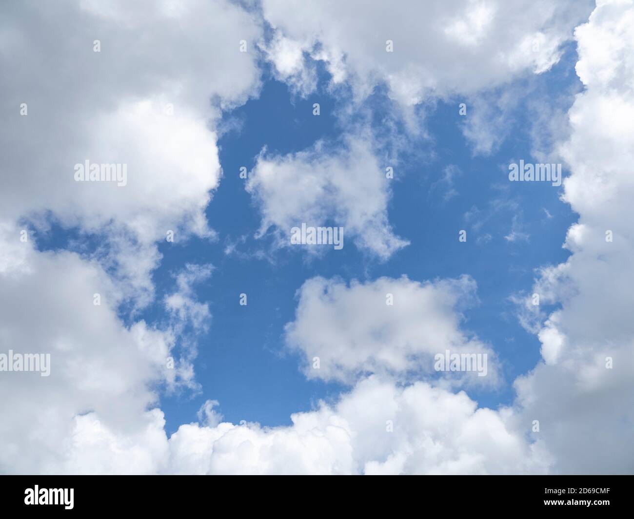 Blick auf Fleck von blauem Himmel umgeben von Weiß Wolken Stockfoto
