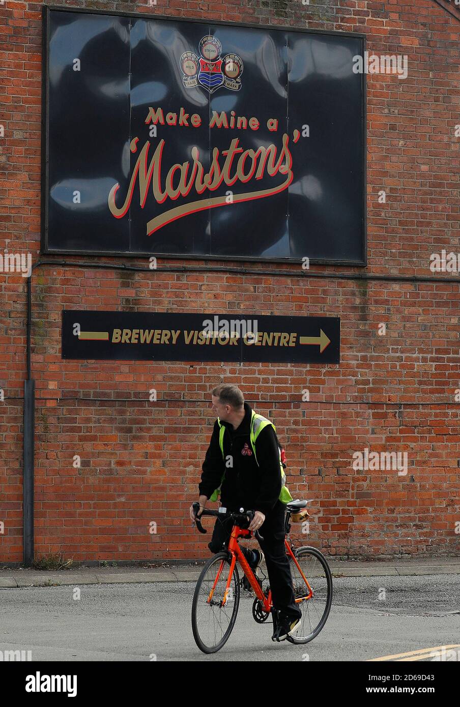 Burton Upon Trent, Staffordshire, Großbritannien. Oktober 2020. Ein Arbeiter verlässt die Brauerei von MarstonÕs, nachdem das Unternehmen angekündigt hatte, dass es nach neuen Einschränkungen bis zu 2,150 ausgefeilte Arbeitsplätze abschaffen würde, um die Ausbreitung des Coronavirus einzudämmen. Credit Darren Staples/Alamy Live News. Stockfoto