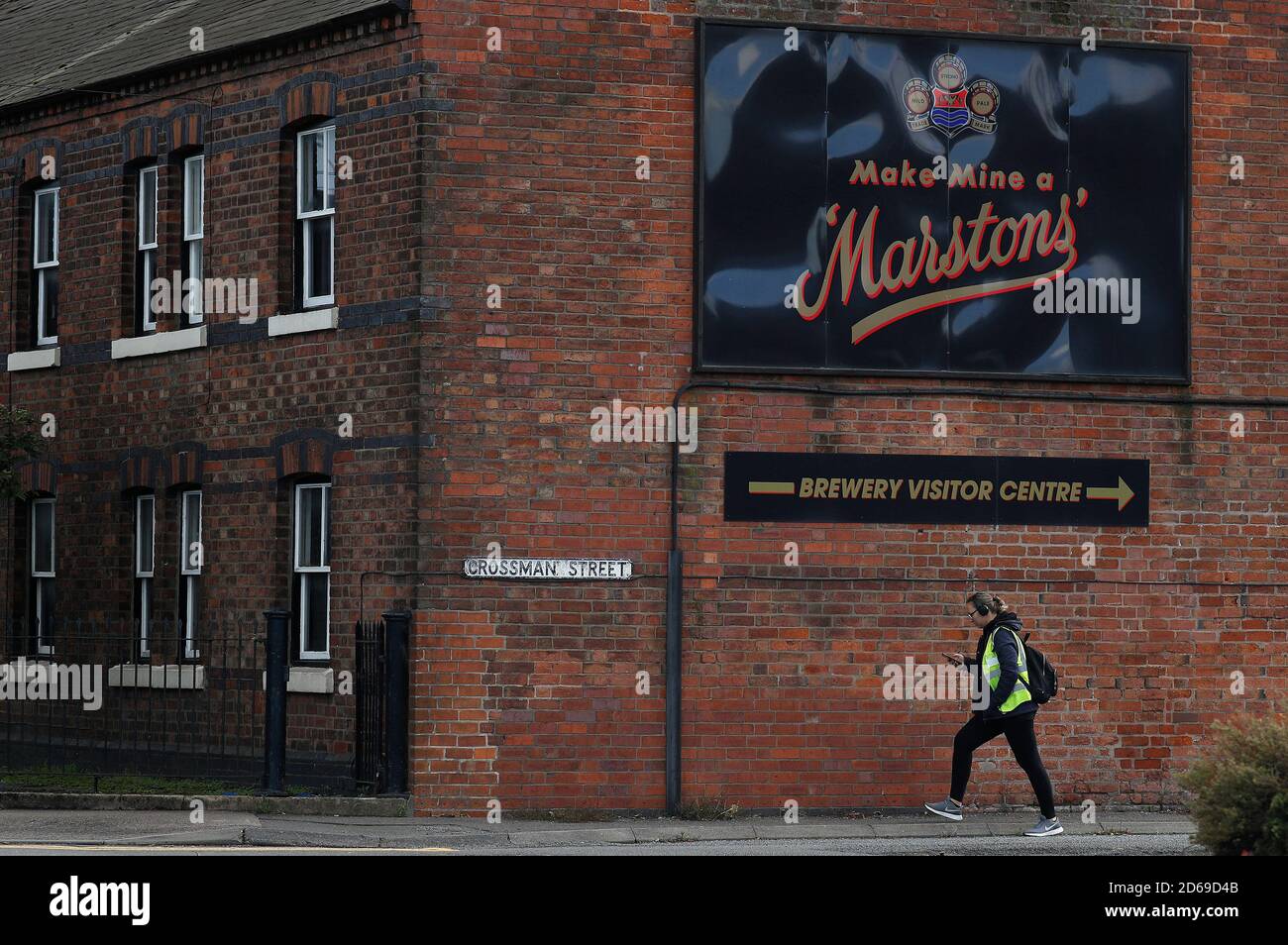 Burton Upon Trent, Staffordshire, Großbritannien. Oktober 2020. Ein Arbeiter verlässt die Brauerei von MarstonÕs, nachdem das Unternehmen angekündigt hatte, dass es nach neuen Einschränkungen bis zu 2,150 ausgefeilte Arbeitsplätze abschaffen würde, um die Ausbreitung des Coronavirus einzudämmen. Credit Darren Staples/Alamy Live News. Stockfoto