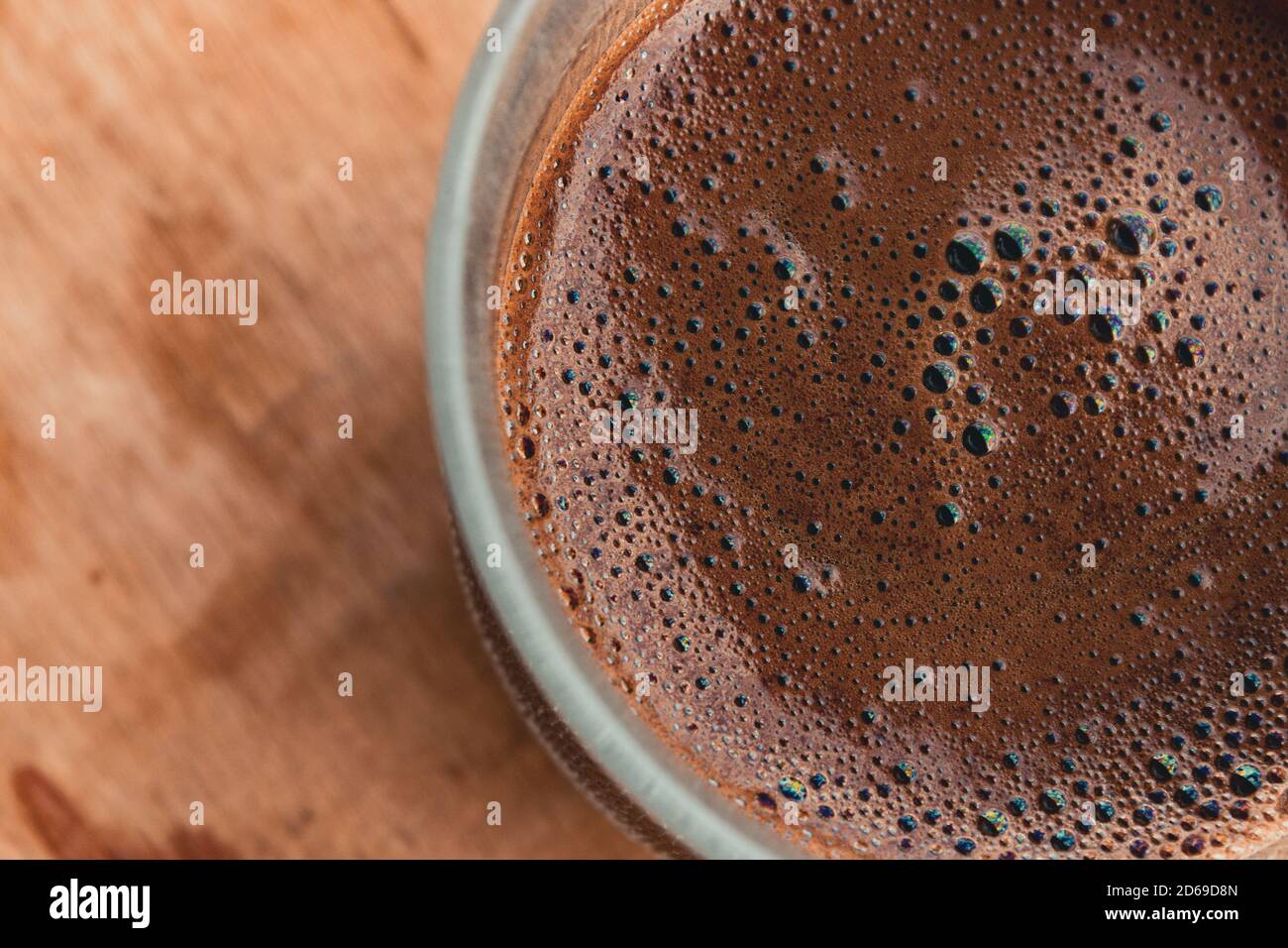 Türkischer Kaffee.Nahaufnahme von türkischem Kaffee, türkischem Kaffee mit Blasen, türkischem Kaffee. Traditioneller türkischer Kaffee auf Holzhintergrund Stockfoto