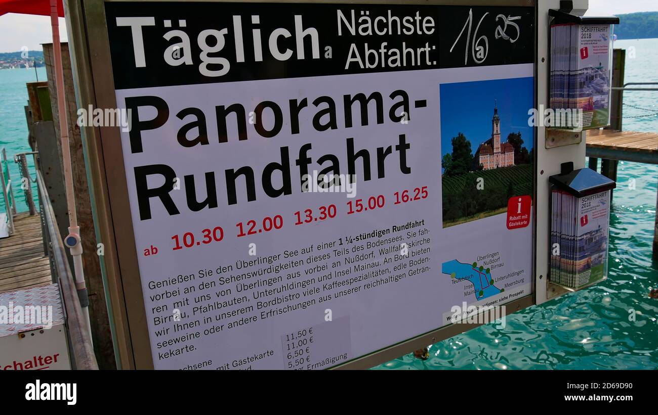 Überlingen, Baden-Württemberg, Deutschland - 07/14/2018: Werbeschild an der Anlegestelle informiert über Panoramafotouren. Stockfoto