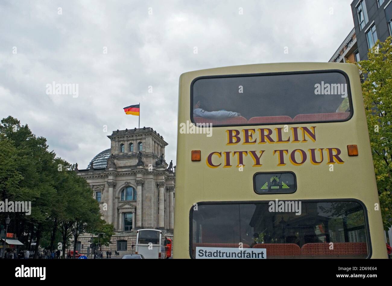 Berlin City Tour Bus und Reichstag, Berlin Stockfoto
