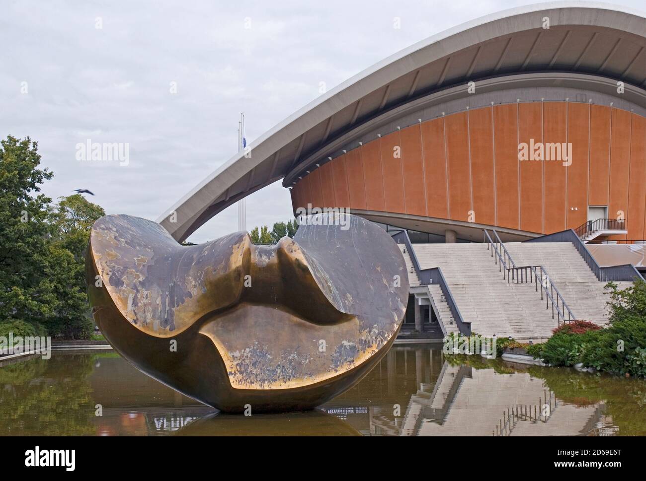 Haus der Kulturen der Welt mit Skulptur großer Schmetterling von Henry Moore, Berlin Tiergarten Deutschland Stockfoto