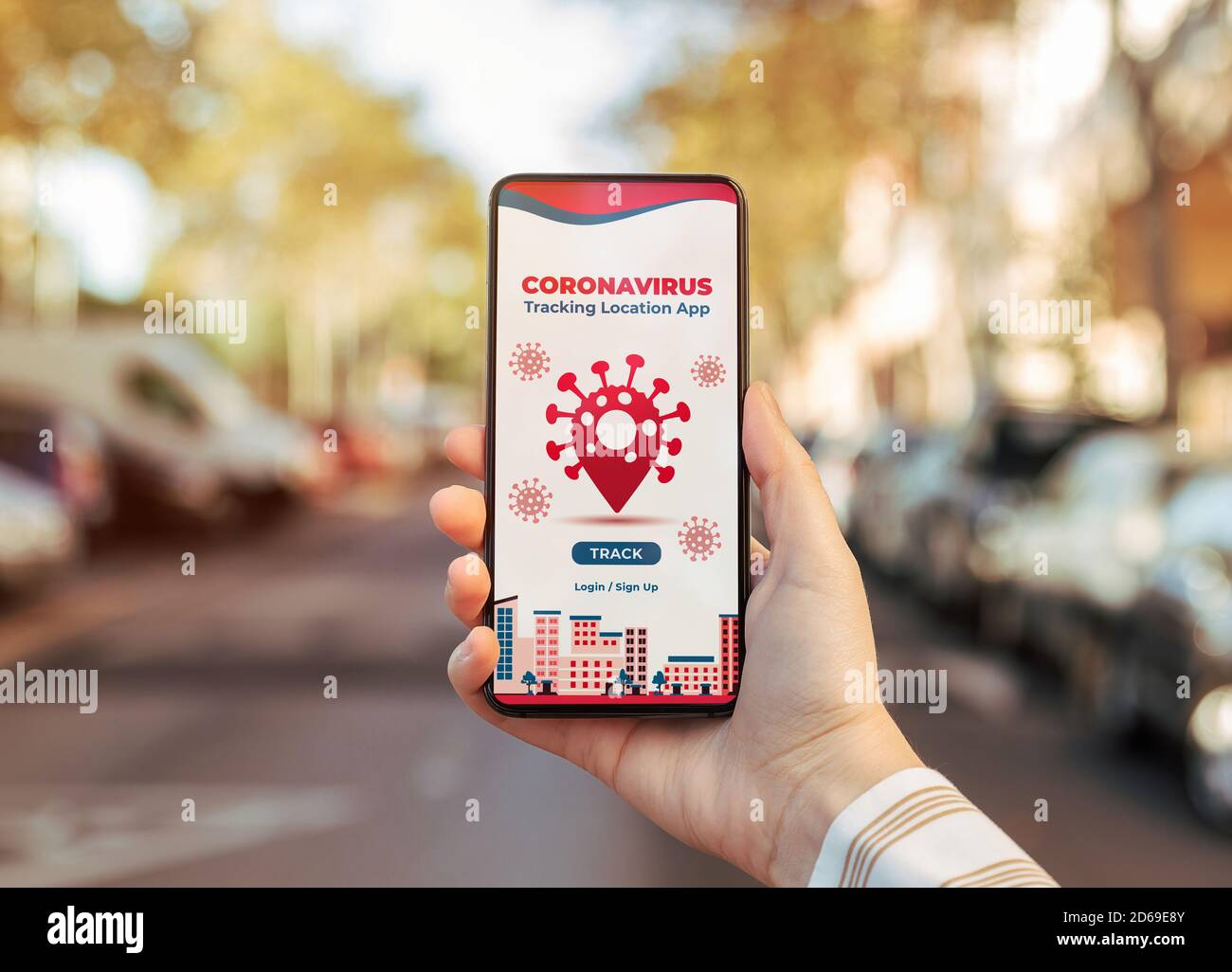 Handy-Mockup mit einer Coronavirus Tracking-Standort-App von gehalten Eine junge Frau auf der Straße der Stadt Stockfoto