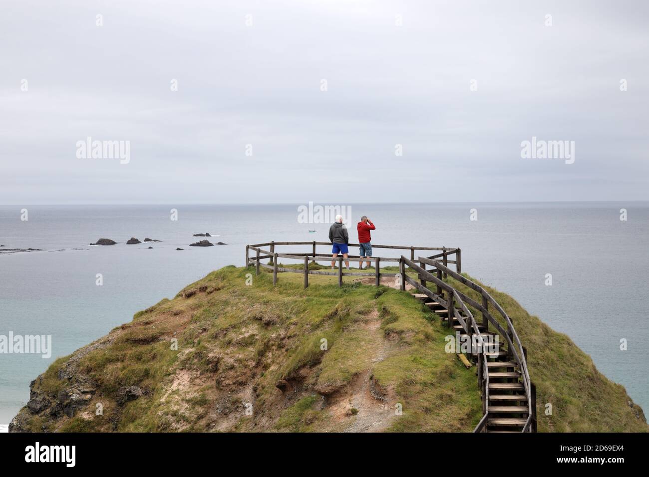Zwei Menschen Wildtiere beobachten vom Aussichtspunkt in Sango Bay, Durness, Schottland, Großbritannien Stockfoto