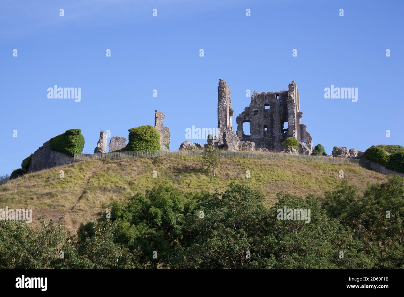 Die Überreste von Corfe Castle, auf der Spitze eines Hügels in Corfe, Dorset in Großbritannien, aufgenommen am 22. Juli 2020 Stockfoto