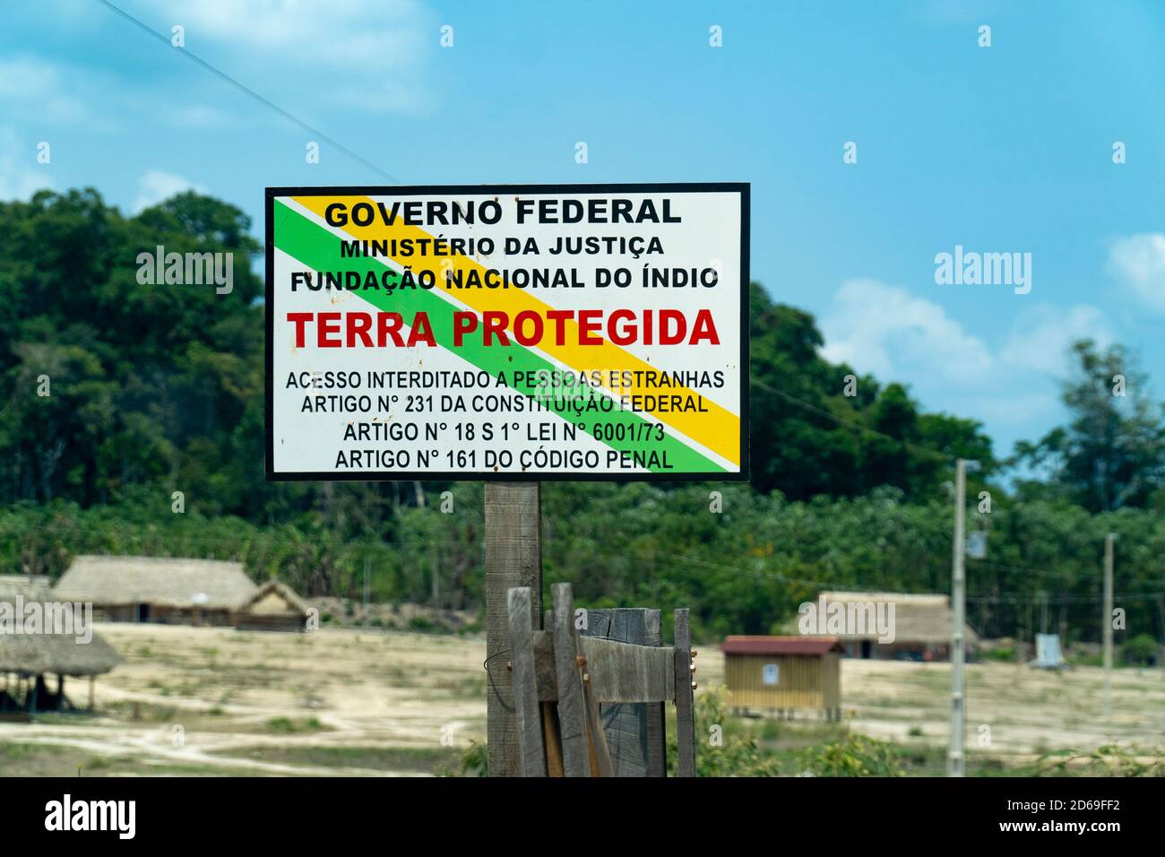 FUNAI Plakette des indigenen Landreservats am Amazonas, para, Brasilien an sonnigen Sommertagen. Das Regierungszeichen begrenzt das Gebiet im Gesetz. Stockfoto