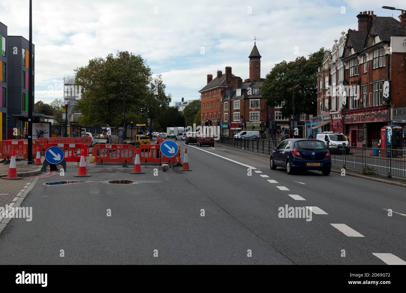 Eine neue Fahrradspur auf der Westseite der Lewisham High Street, kurz vor der Kreuzung mit der Ladywell Rd, zwingt den Verkehr in eine einspurige Spur Stockfoto