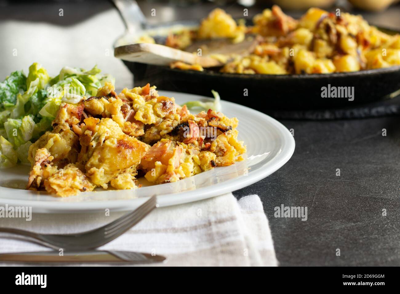 Bratkartoffeln mit Ei, Schinken und Zwiebeln - Bauernfrühstück Stockfoto