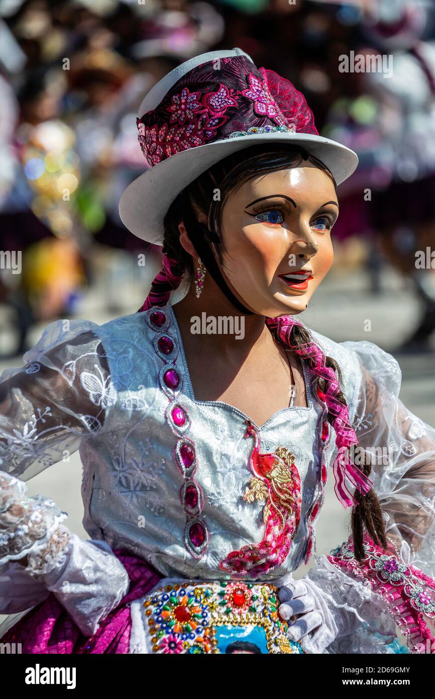 Frau gekleidet in bunten Kostümen, Fiesta del Senor de Choquekilca (Fest des Herrn der Choquekilca), Arequipa, Cusco, Peru Stockfoto