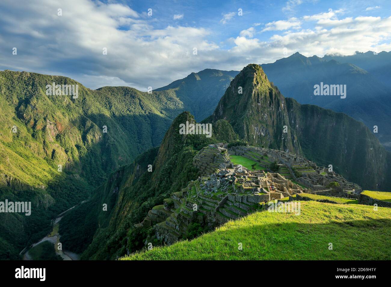 Inka Zitadelle von Machu Picchu (Huayna Picchu Peak im Hintergrund), Cusco, Peru Stockfoto