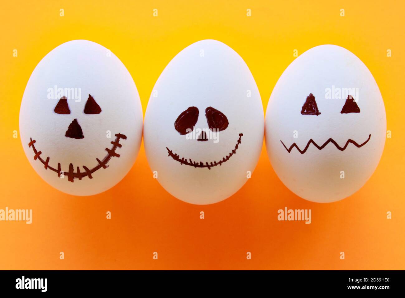 Lackierte ostereier isoliert auf orangefarbenem Hintergrund. Osterkonzept. Dekorative ostereier. Ostern-Hintergrund Stockfoto