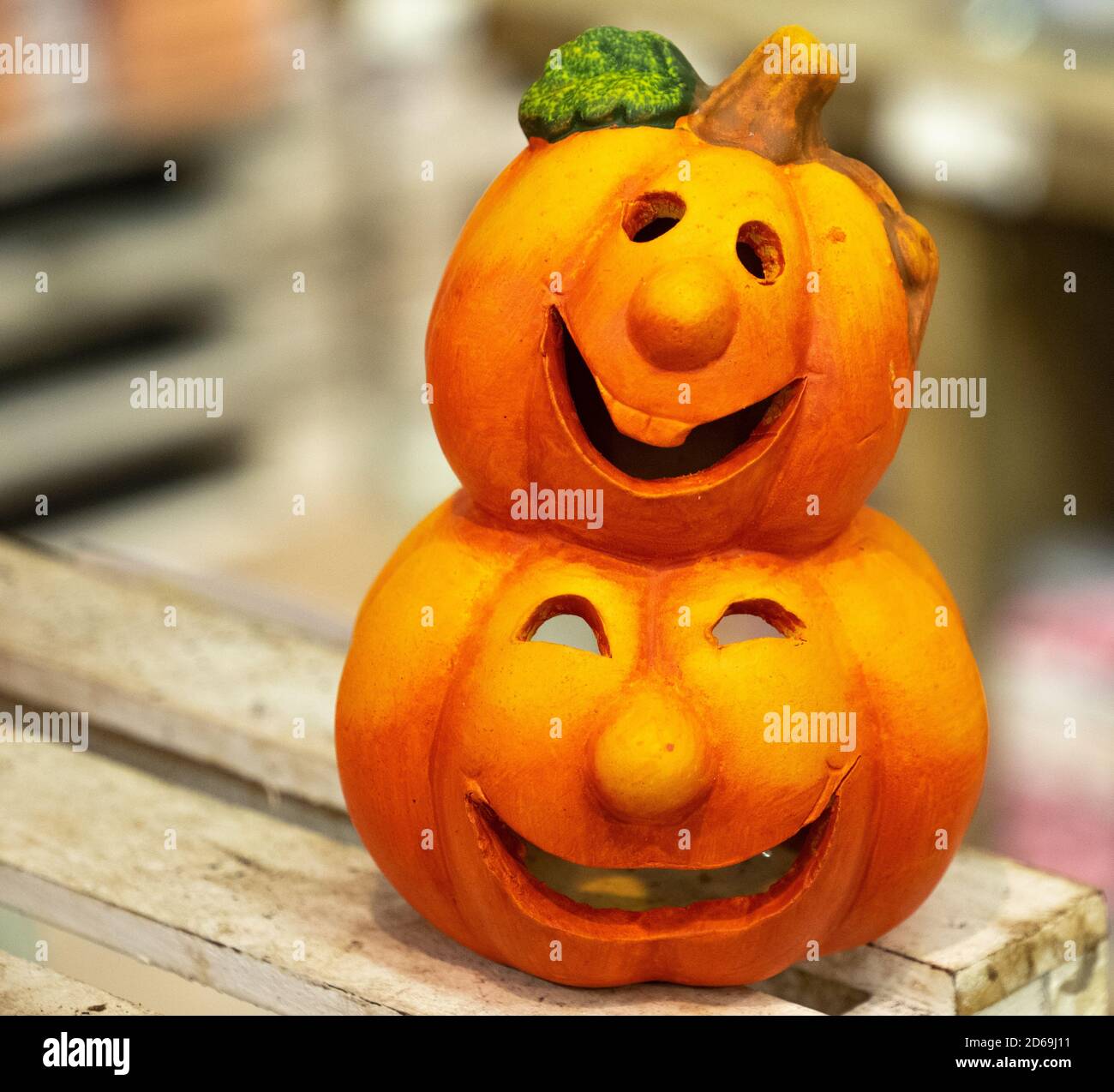 Halloween Laternen auf verschwommenem Hintergrund isoliert Stockfoto