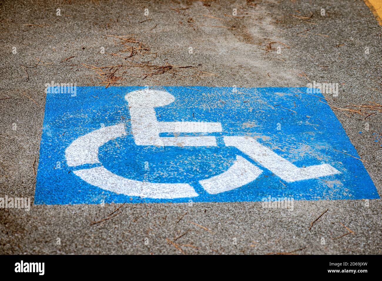 Nahaufnahme eines Behindertenparkschildes auf dem Asphalt gemalt, Zugänglichkeit für Menschen mit Behinderungen. Italien, Europa Stockfoto