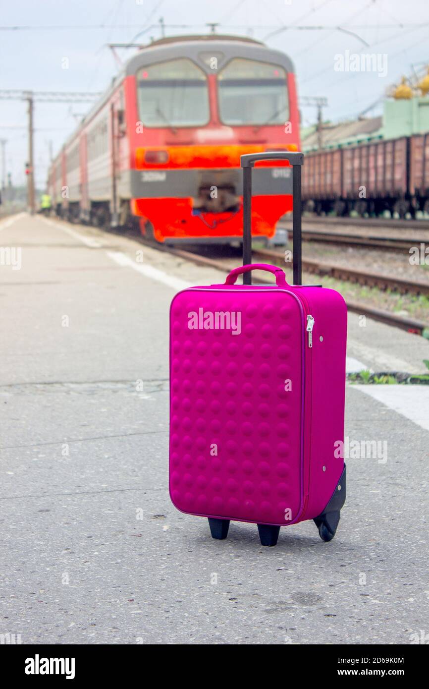 Kofferraum am Bahnhof mit dem Zug als Hintergrund Stockfoto