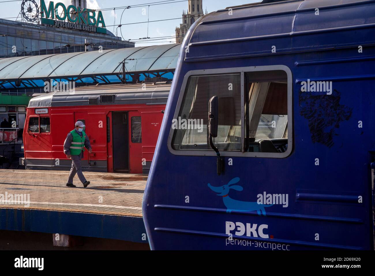 Eine Lokomotiven des Pendlerzuges warten auf die Abfahrt am Jaroslawski Bahnhof im Zentrum von Moskau, Russland Stockfoto