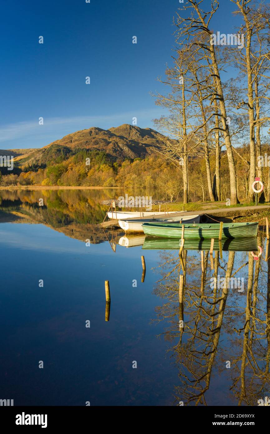 Ben Venue und Boote, die am Ufer des Loch festgemacht wurden Achray Stockfoto