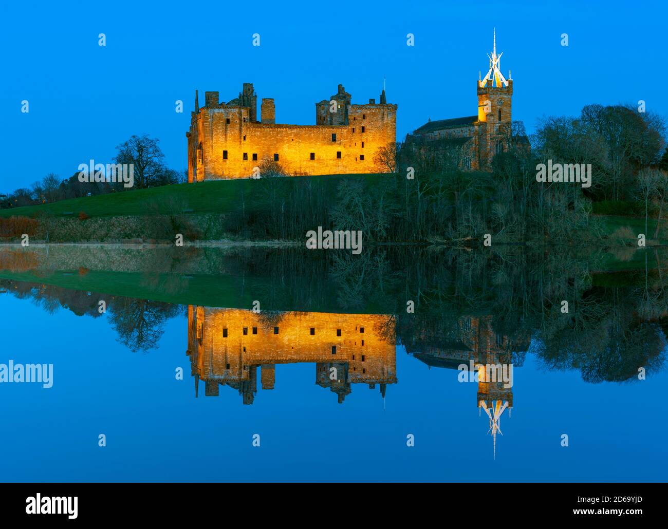 Abendliche Reflexion des Linlithgow Palace in Lake, Linlithgow, Schottland, Großbritannien Stockfoto
