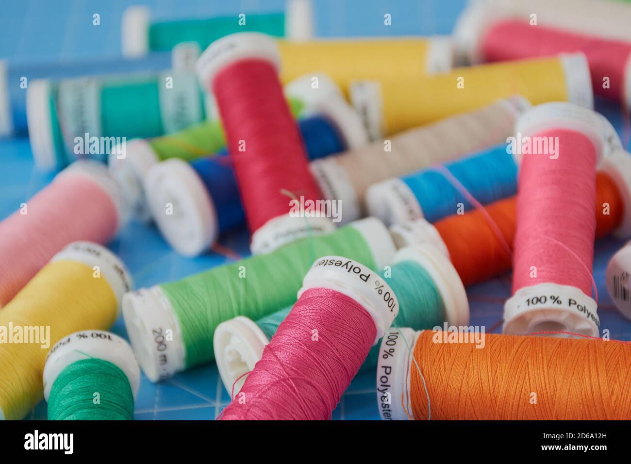 Nahaufnahme von Nähwatte in verschiedenen Farben Stockfoto
