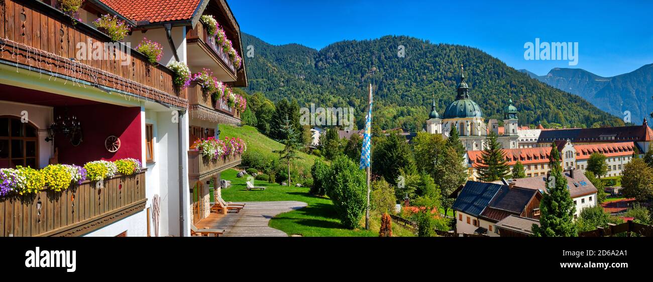 DE - BAYERN: Kloster Ettal in den bayerischen Alpen vom Hotel Blaue Gams über dem Dorf aus gesehen Stockfoto