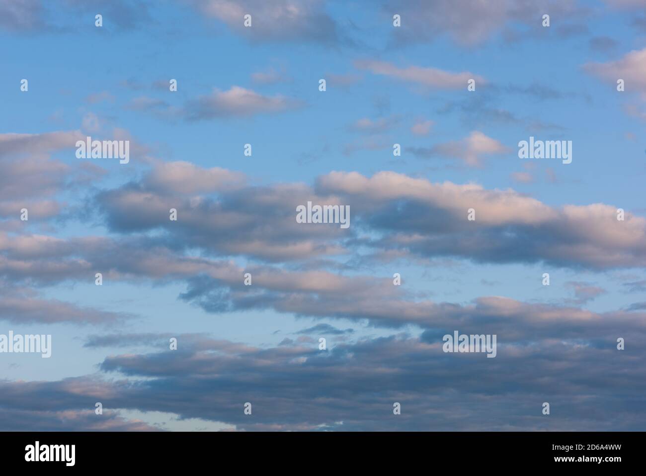 Blauer Himmelshintergrund mit Wolken Stockfoto