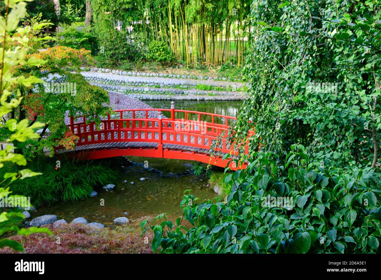 Japanische Holzbrücke im Albert Kahn Park, Boulogne-Billancourt, Frankreich. Stockfoto