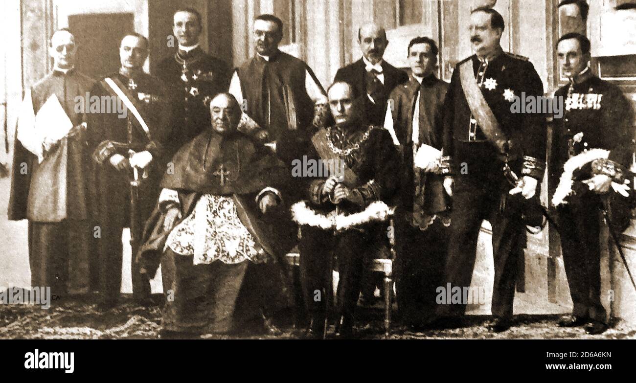 1929 EIN Porträt von Mussolini und Kardinal Gaspari (links), nachdem sie einen Vertrag zur Gründung des Vatikanischen Staates in Rom unterzeichnet hatten, der den Papst seiner Souveränität unter einem Pakt zwischen Pius XI. Und Mussolini versichert.der Vertrag zwischen dem Heiligen Stuhl und Italien wurde am 11. Februar unterzeichnet. 1929 im Lateranpalast . Stockfoto