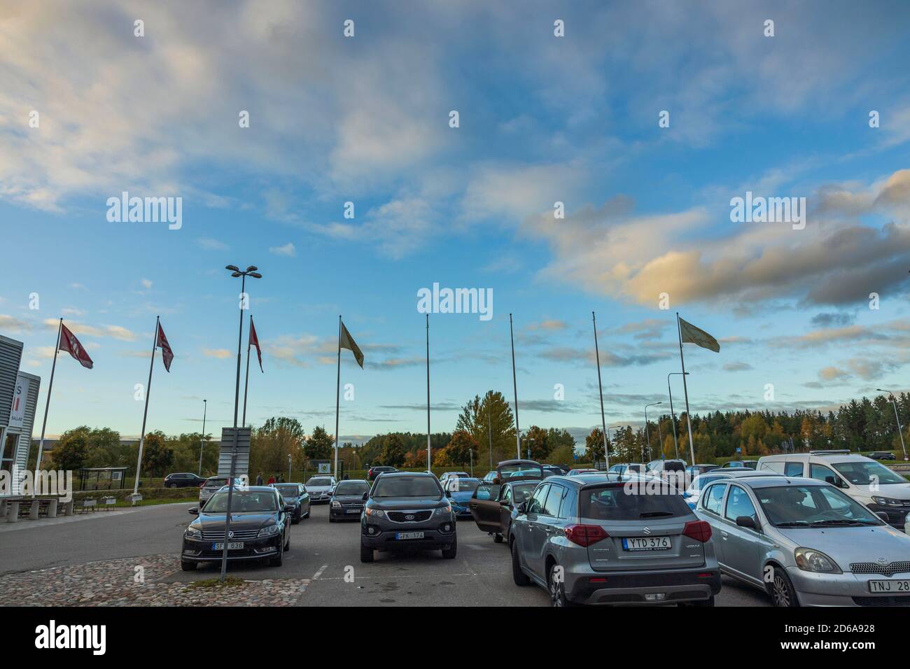 Autos auf Parkplatz auf wunderschönen blauen Himmel mit weißen Wolken Hintergrund. Stockfoto