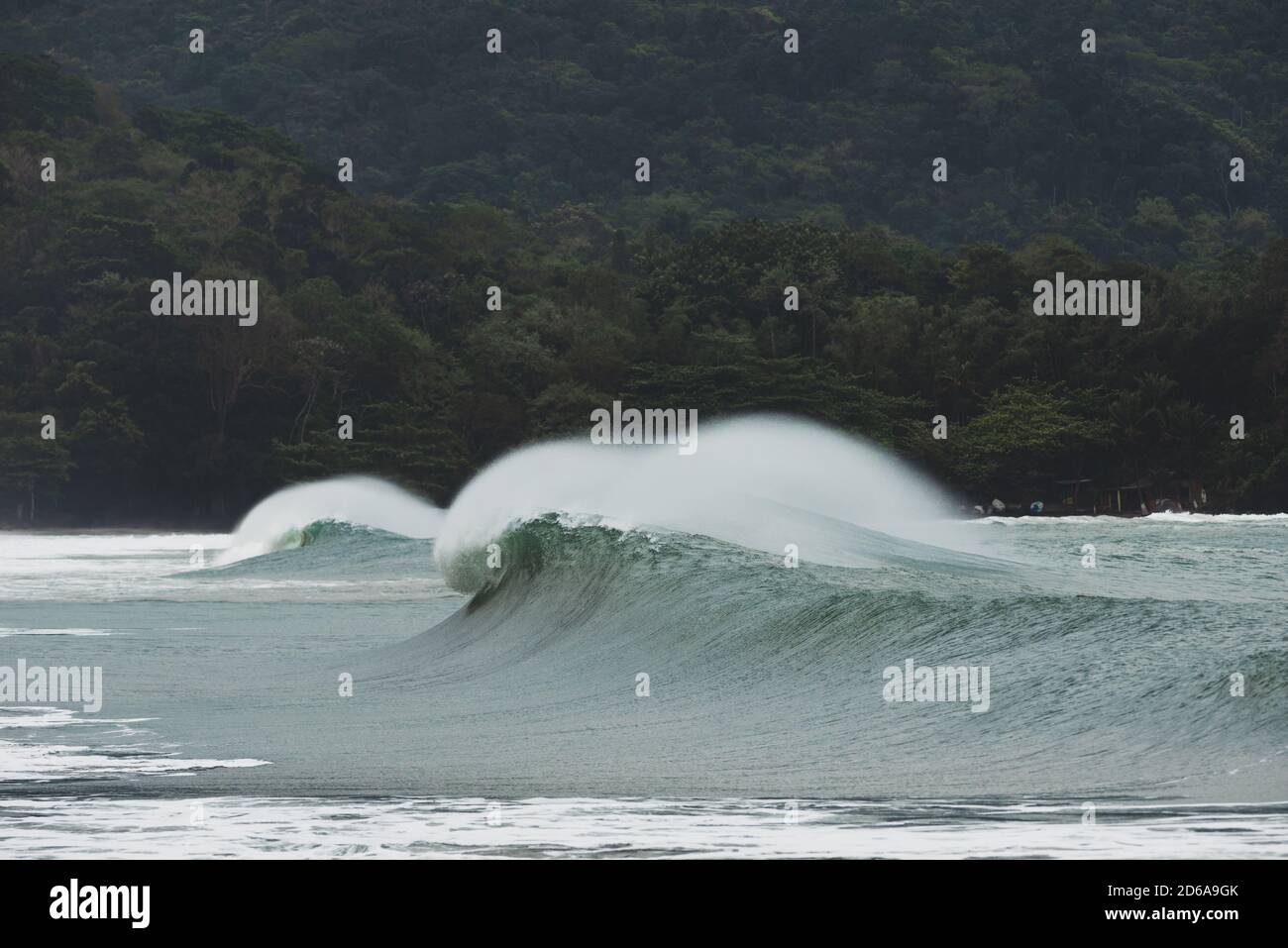 Eine Welle bricht in Castelhanos, Ilhabela, Brasilien Stockfoto