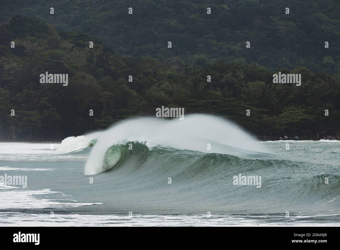 Eine Welle bricht in Castelhanos, Ilhabela, Brasilien Stockfoto