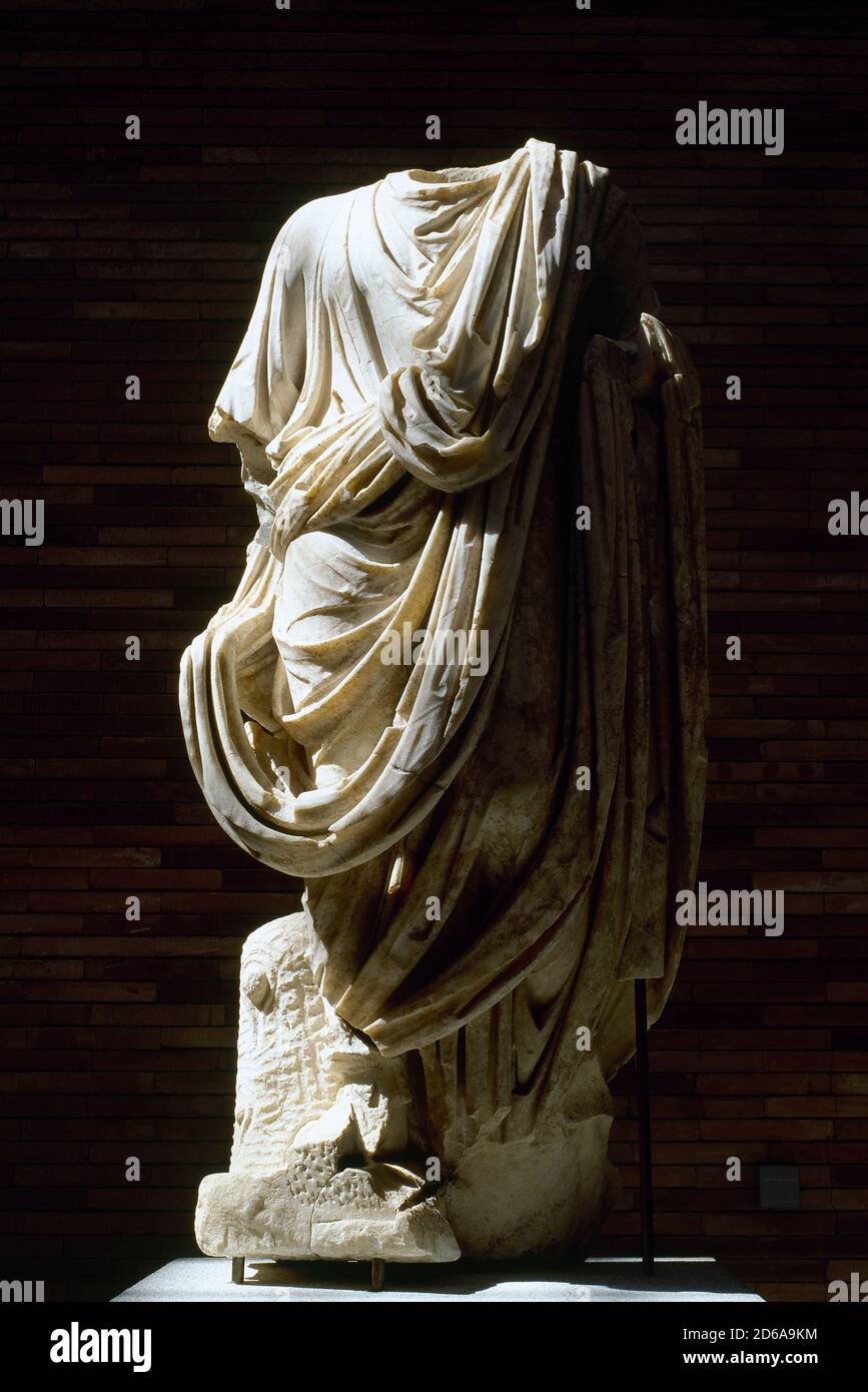 Marmorstatue eines Togatus (Mann trägt eine Toga). Aus dem Forum Romanum von Augusta Emerita (heute Merida). 1. Jahrhundert n. Chr. Am linken Bein geschnitzt, Gaiu Aulus. Vom Forum (Emerita Augusta, heute Merida). Es ist von Gaiu Aulus auf dem linken Bein signiert, dem Besitzer der Werkstatt, in der die Statue geformt wurde. Nationalmuseum für Römische Kunst Merida, Provinz Badajoz, Extremadura, Spanien. Stockfoto