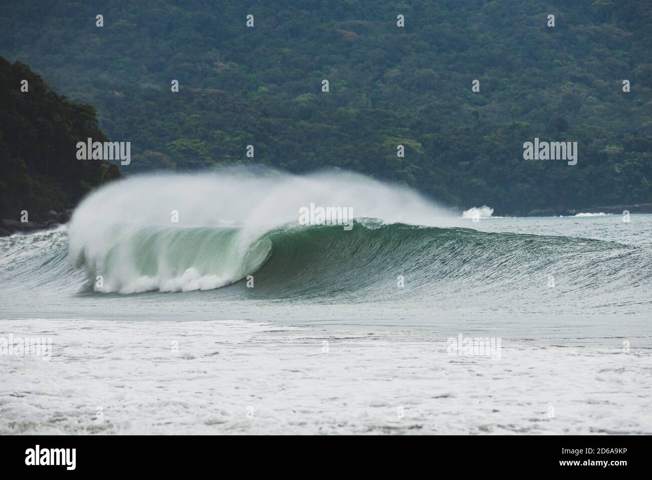 Eine Welle bricht in Castelhanos, Ilhabela, Brasilien Stockfoto