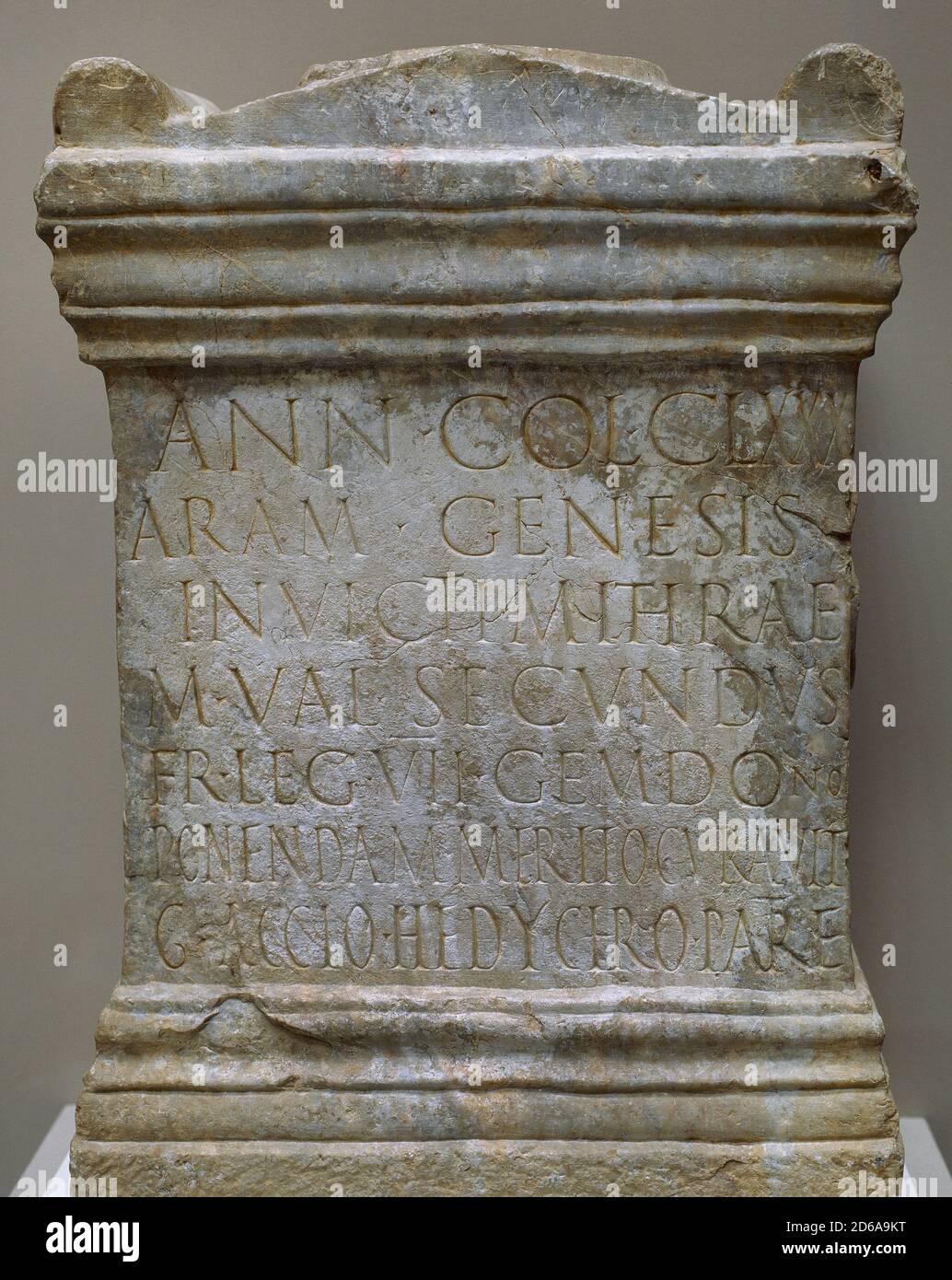 Altar mit Inschrift dem gott Mithras gewidmet. Marmor. 66 x 47 x 25 cm. 2. Jahrhundert n. Chr. Nationalmuseum für Römische Kunst Merida, Provinz Badajoz, Extremadura, Spanien. Stockfoto