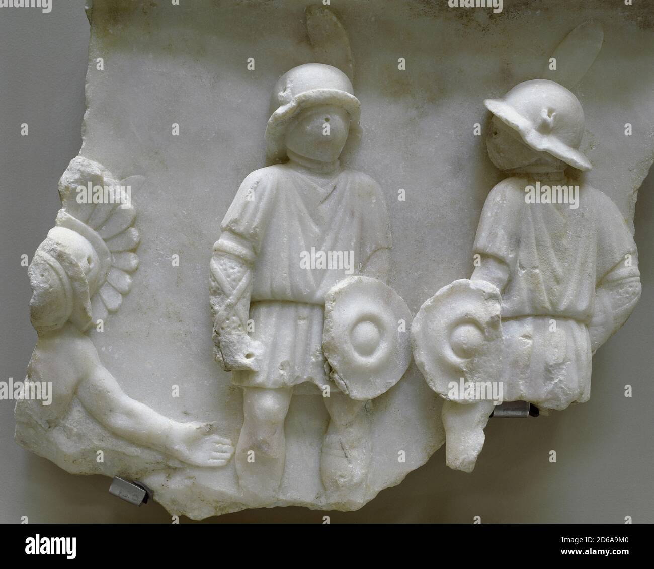 Römische Zeit. Relief mit zwei Gladiatoren in Kampfhaltung, mit offenem Helm und kleinem kreisförmigen Schild. 1. Jahrhundert n. Chr. Aus dem Amphiteatre von Merida. Nationalmuseum für Römische Kunst Merida, Provinz Badajoz, Extremadura, Spanien. Stockfoto