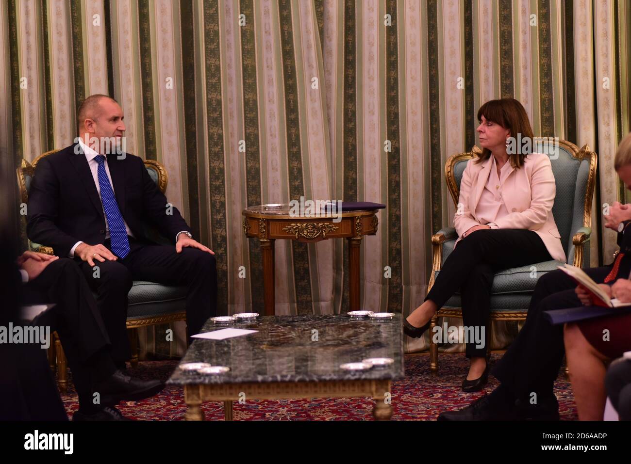 Athen, Griechenland. Oktober 2020. Präsident von Bulgarien Rumen Radev (links) und Präsidentin der Hellenischen Republik Katerina Skellaropoulou (rechts) bei ihrem Treffen. (Foto von Dimitrios Karvountzis/Pacific Press/Sipa USA) Quelle: SIPA USA/Alamy Live News Stockfoto