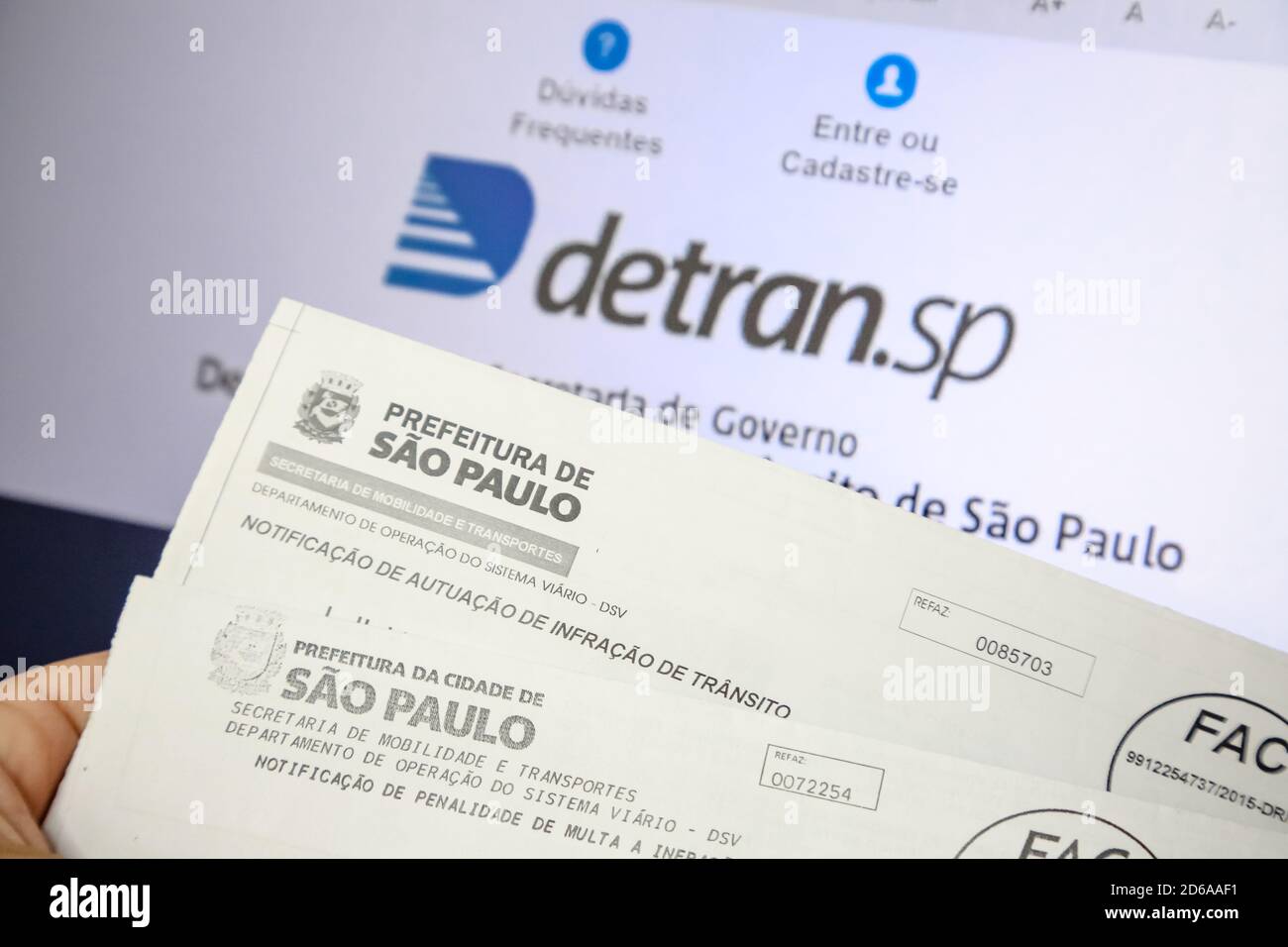 SÃO JOSÉ DOS CAMPOS, SP - 15.10.2020: PROJETO DE BOLSONARO TRAZ ALTERAÇÕES CNH - am 13. Oktober 2020 unterzeichnete Präsident Jair Bolsonaro Gesetz Nr. 14.071, das sich mit der Modernisierung der brasilianischen Verkehrsordnung (CTB) befasst. Ab Januar 2021 (180 Tage nach der Genehmigung) ist der Nationale Führerschein (CNH) 10 Jahre gültig und die Punktebegrenzung für den Verlust des Dokuments wird flexibler. (Foto: Luis Lima Jr/Fotoarena) Stockfoto