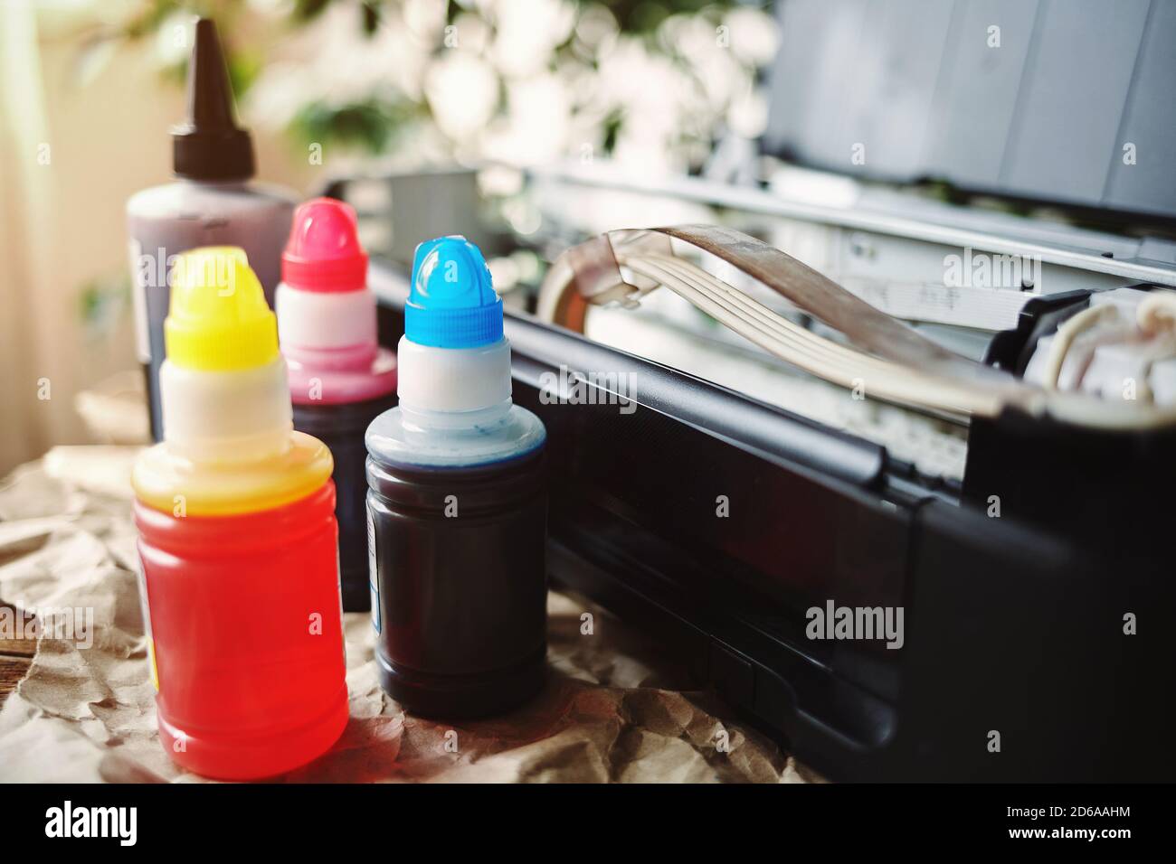 Füllen Sie die Druckerpatronen mit mehrfarbiger Tinte auf. Hintergrund Stockfoto