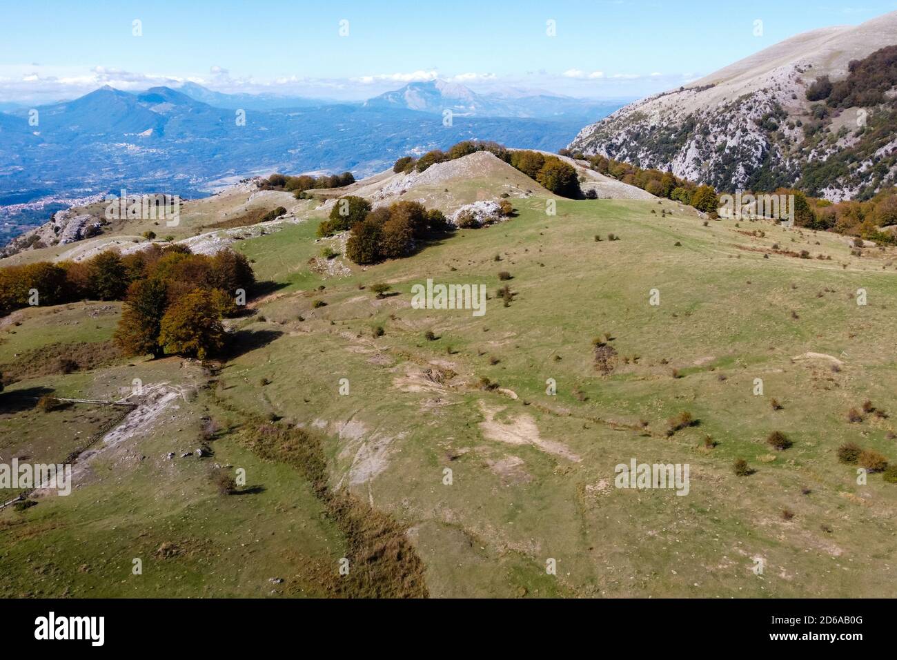 Round, Italien. Oktober 2020. (ANMERKUNG DER REDAKTION: Das Bild wurde mit einer Drohne erstellt.) Ein Blick auf Piano von Pedarreto auf etwa 1300 Meter Höhe, auf die Pollino Berge in Basilicata, Süditalien. Sehr beliebtes Touristenziel das ganze Jahr über. Kredit: Unabhängige Fotoagentur/Alamy Live Nachrichten Stockfoto