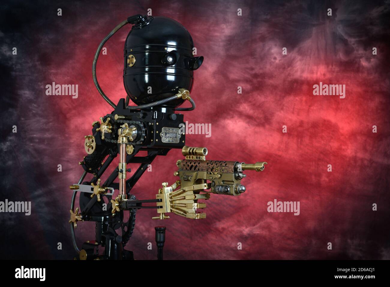 Mechanisches Dienstmodell mit Pistole auf rotem Hintergrund. Style Steampunk. Stockfoto