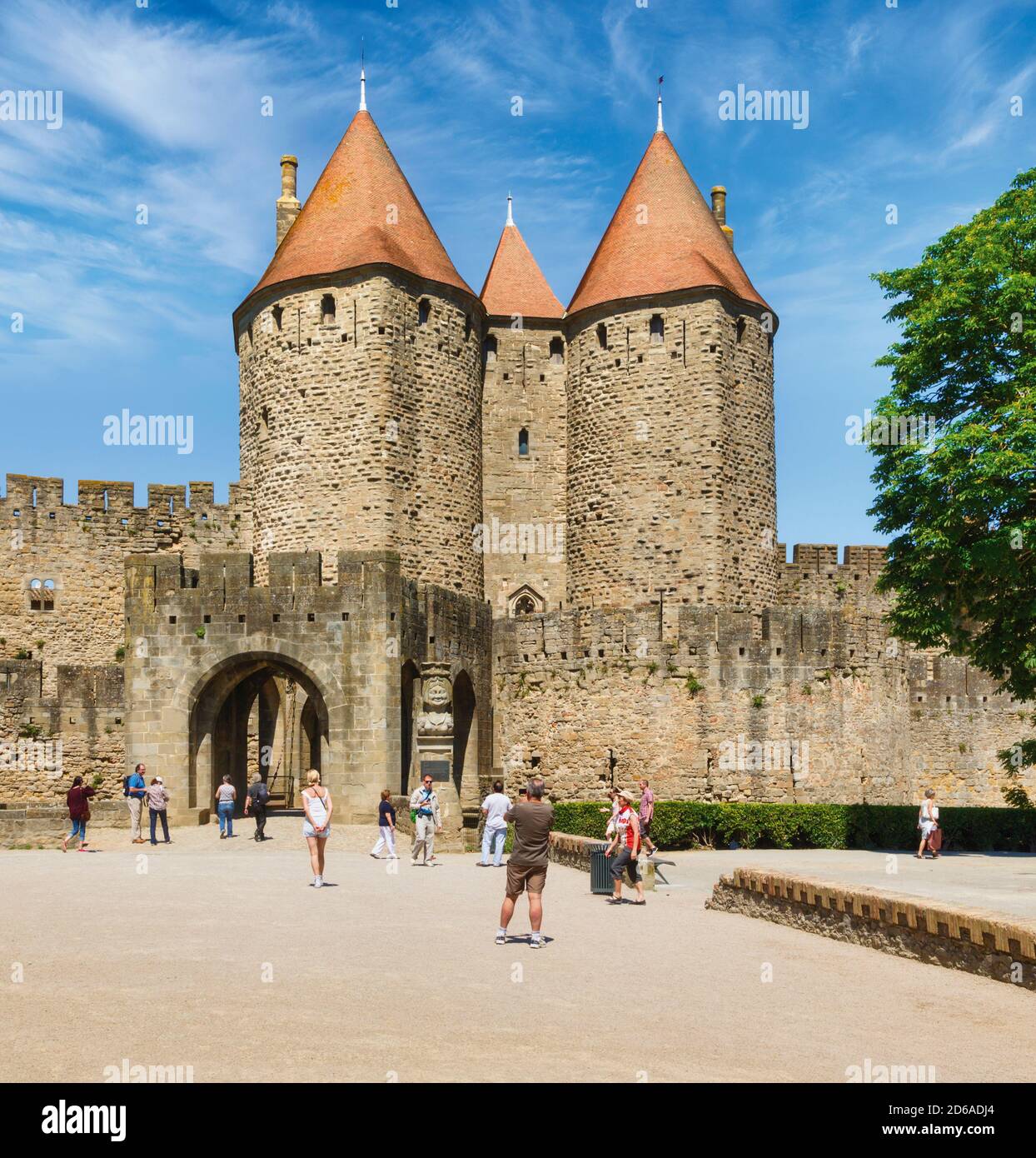 Carcassonne, Languedoc-Roussillon, Frankreich. Porte Narbonnaise. Ein Eintrittspunkt in die Altstadt. Die Cite de Carcassonne ist ein UNESCO-Weltkulturerbe S Stockfoto