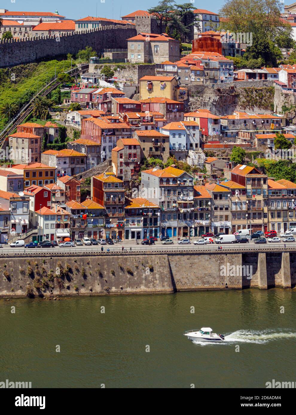 Porto, Bezirk Porto, Portugal. Blick über den Douro-Fluss von Vila Nova de Gaia zum Ribeira-Viertel. Porto ist auf Englisch als Oporto bekannt. Die Geschichte Stockfoto