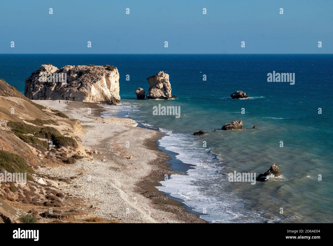 Aphrodite's Rock ( petra tou romiou) und die zerklüftete Küste im Südwesten Zyperns. Stockfoto