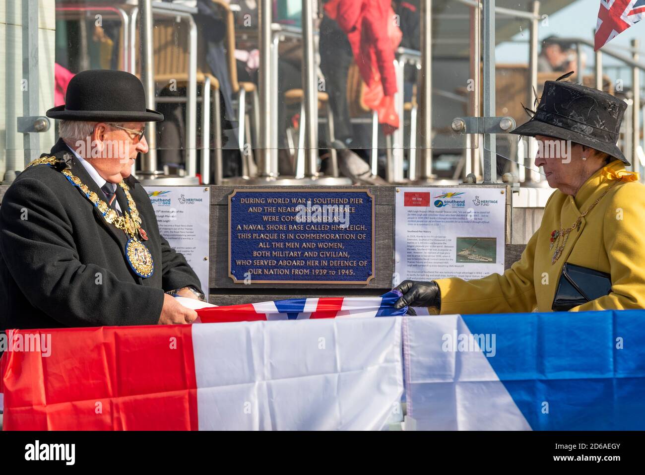 Fünfundsiebzig Jahre danach wurde die Gedenktafel am Southend Pier enthüllt Wurde der Stadt nach ihrer zweiten Welt zurückgegeben Kriegsdienst als HMS Leigh Stockfoto