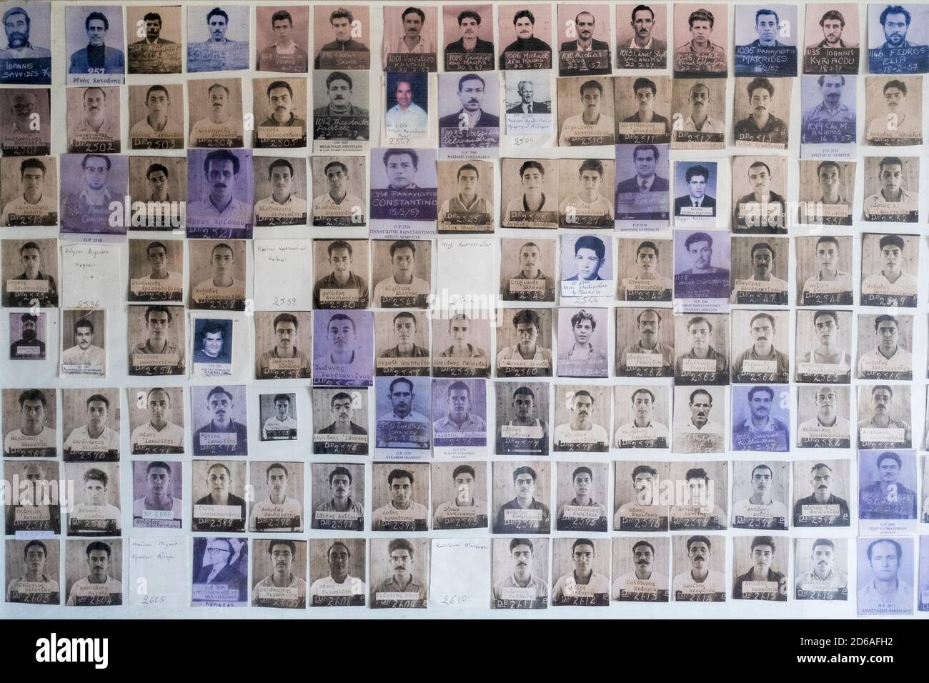 Bildtafel im Polemi Konzentrationslager, das von den Briten gebaut wurde, um EOKA-Gefangene während des Zypernkampfes für die Unabhängigkeit zu beherbergen und zu verhören. Stockfoto